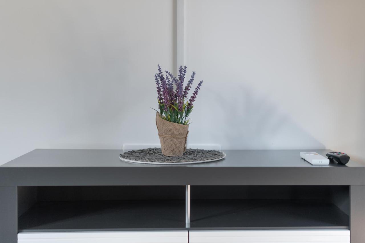 Number One Apartments Vir Ngoại thất bức ảnh